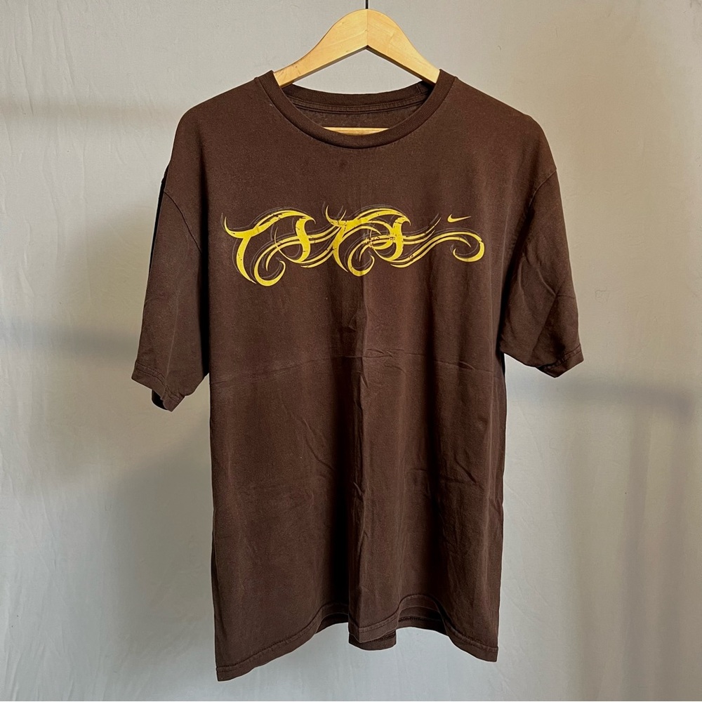 brown & yellow nike tee